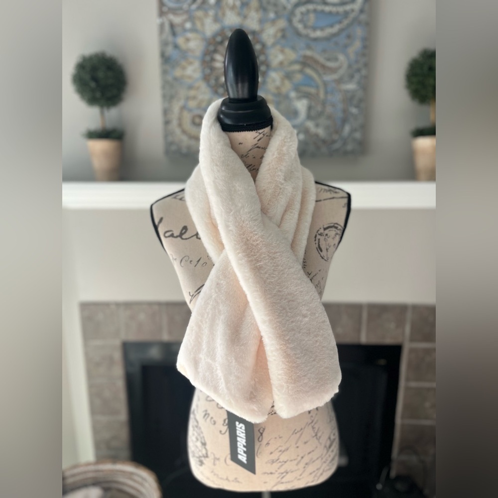 🖤 GREAT GIFT! Brand new cream color faux fur scarf from AppParis